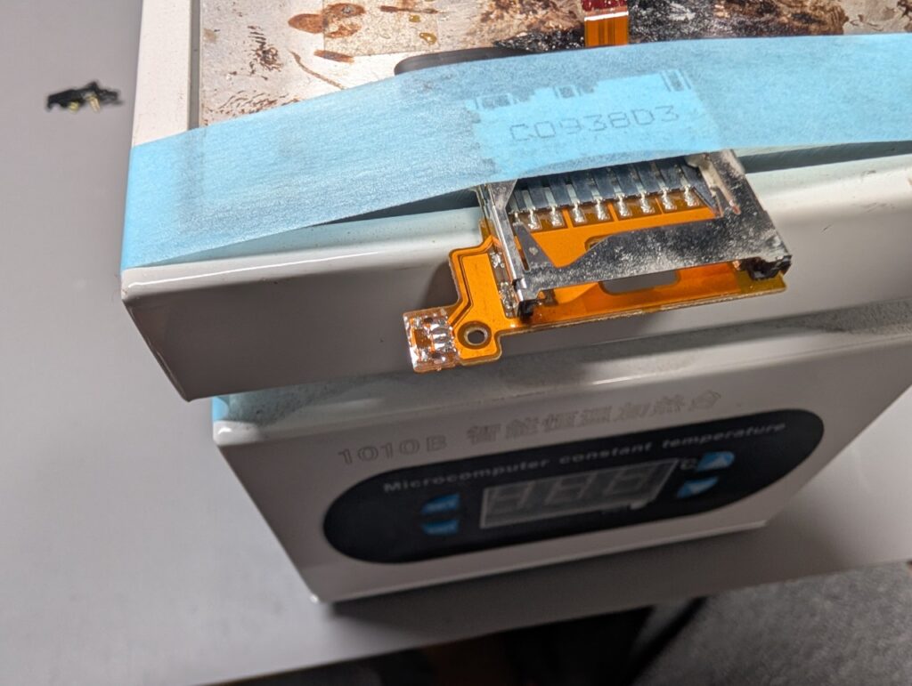 DSiのL/Rボタンをケーブルから外した後の写真