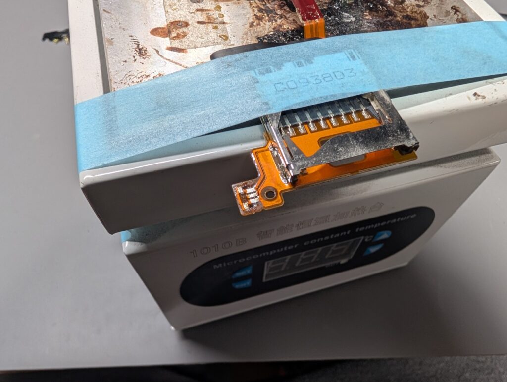 DSiのL/Rボタンをケーブルから外すあとに残ったハンダ除去時の写真