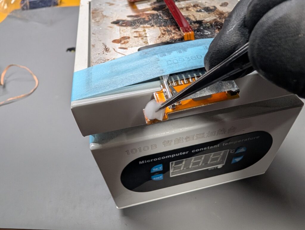 DSiのL/Rボタンをケーブルから外したあとに残ったハンダ除去後のパッド清掃時の写真