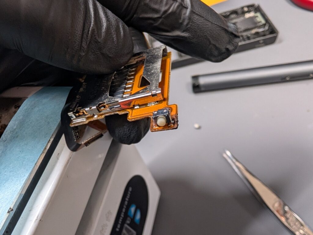 DSiのL/Rボタンを取り付け時の写真