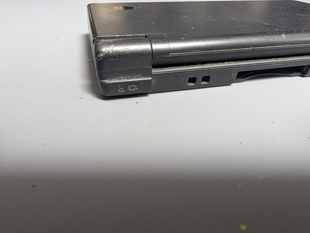DSiのＲボタン部の写真