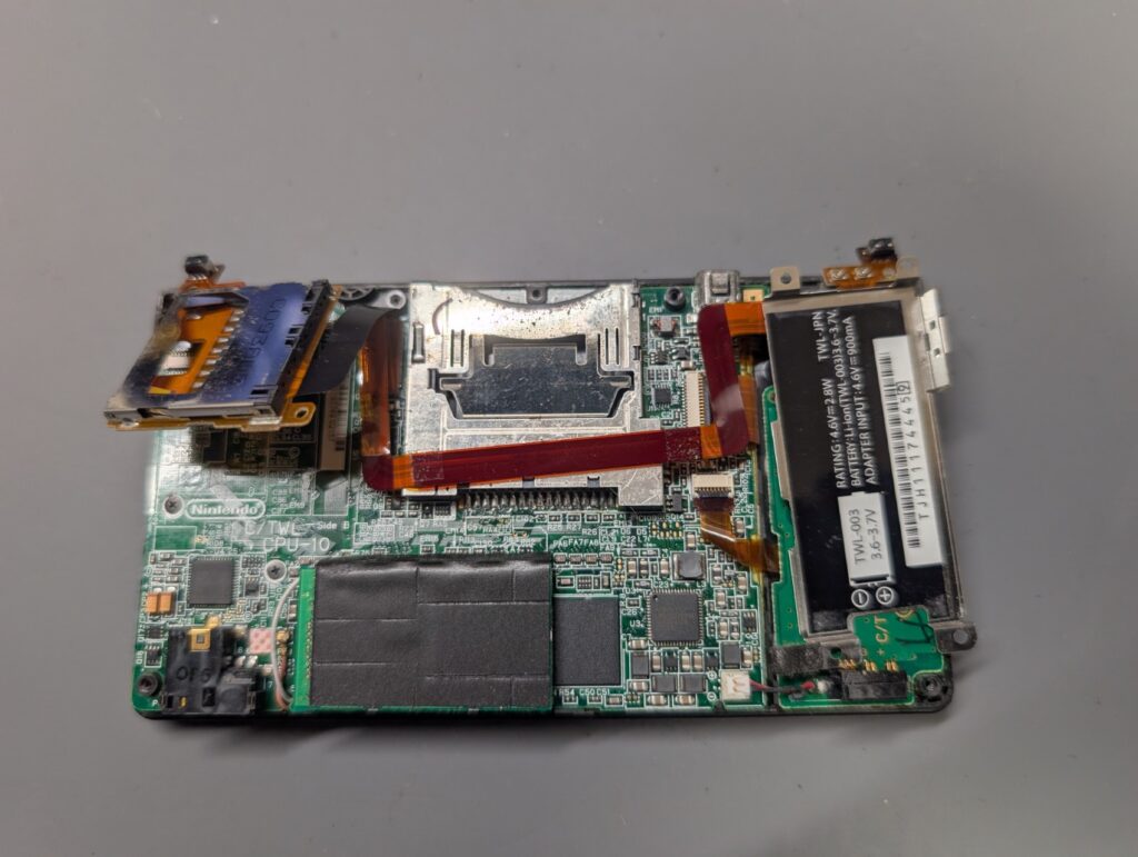 DSiのL/Rボタンを交換後動作点検時の写真