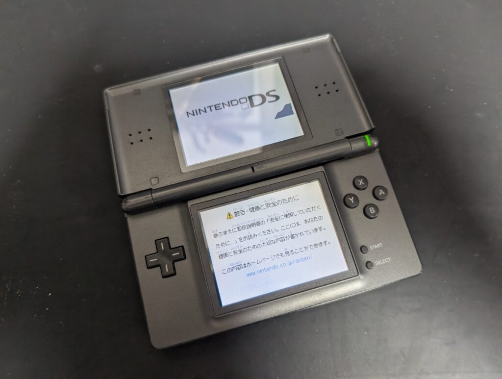 上画面が一部変色したDS Liteの写真