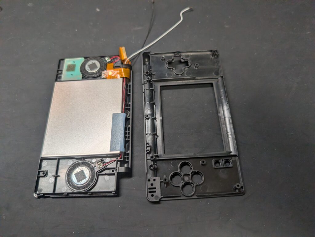DS Liteの下側フェイスプレートの交換時の写真