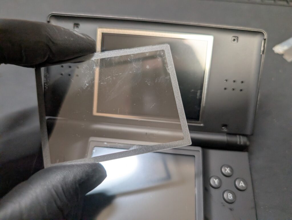 DS Liteの上側パネル取り付け時の写真
