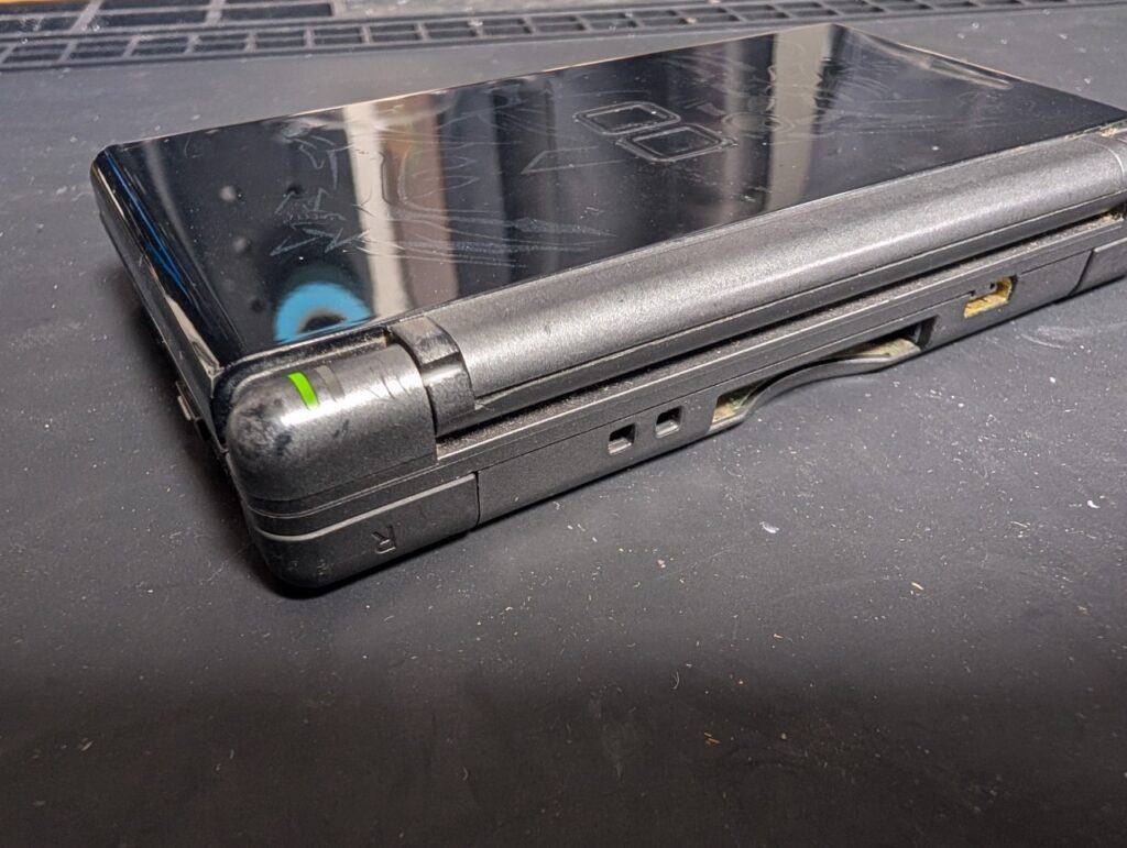 DS Liteの破損したヒンジ部の写真
