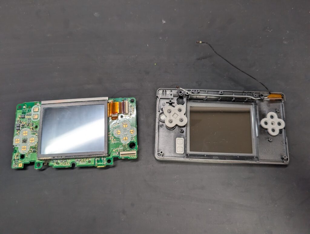 DS Liteのメイン基板を取外し時の写真
