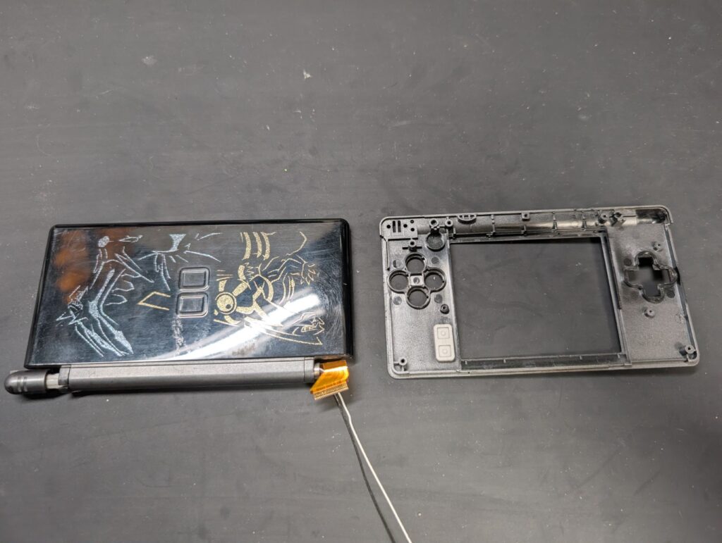 DS Liteの上下外装を分離した後の写真