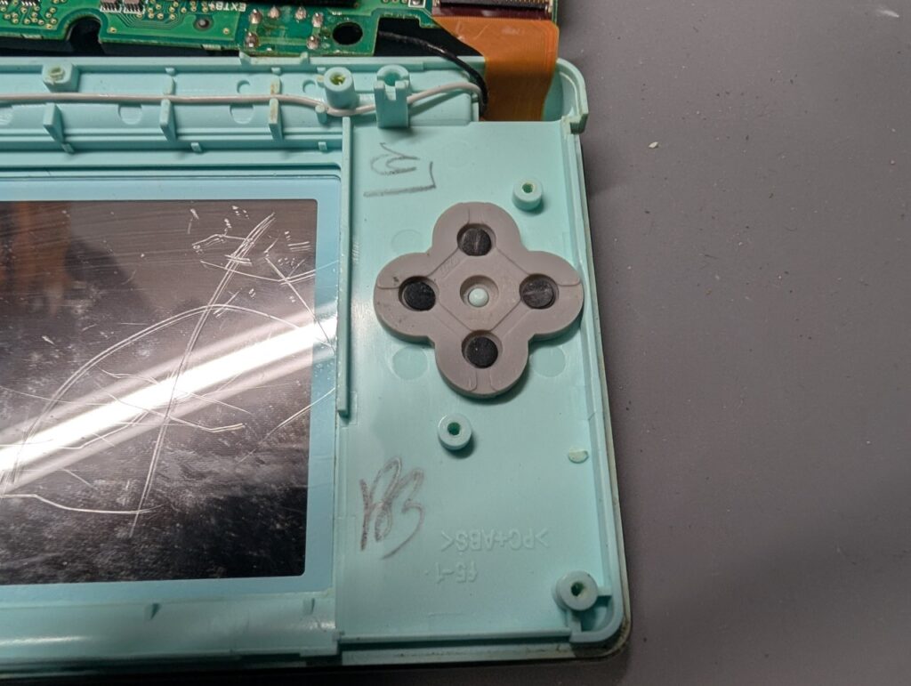 DS Liteの十字ボタンのラバー部分の写真
