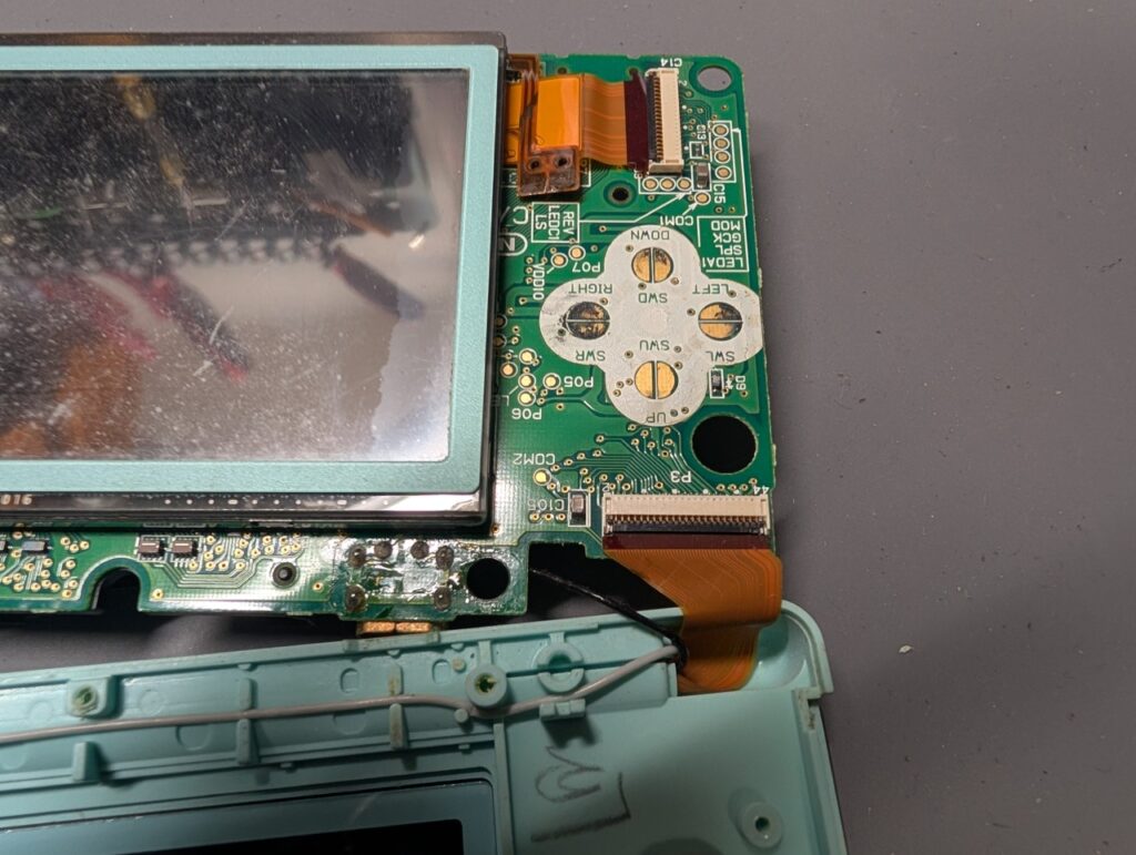 DS Liteの基板側のボタン接点部の写真