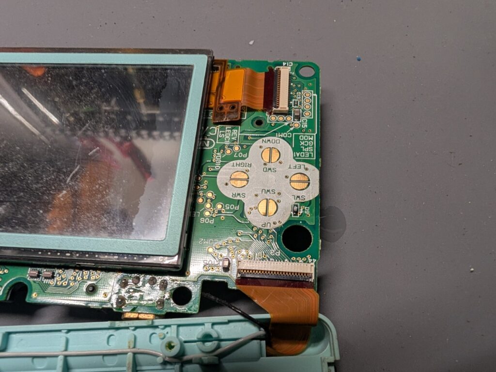 DS Liteのボタン接点部を清掃した後の写真