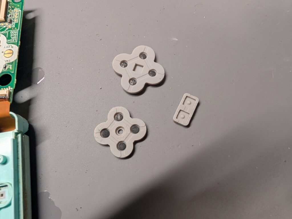DS Liteの劣化したボタンラバーの写真