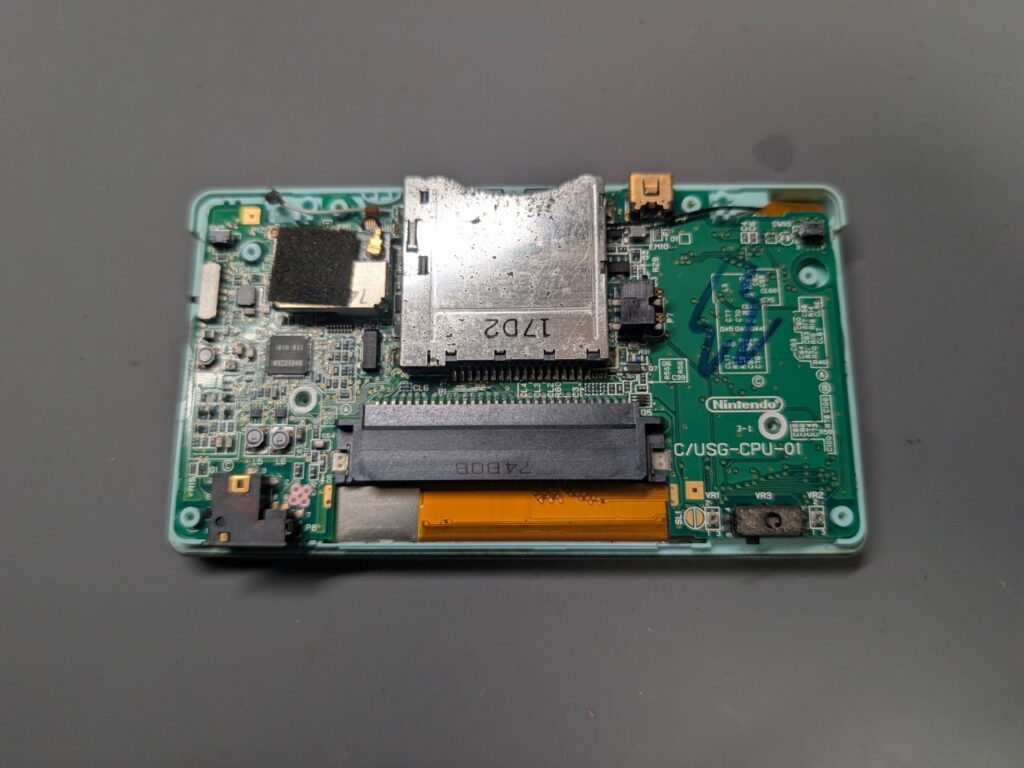 DS Liteのボタンラバー交換後の組み立て時の写真