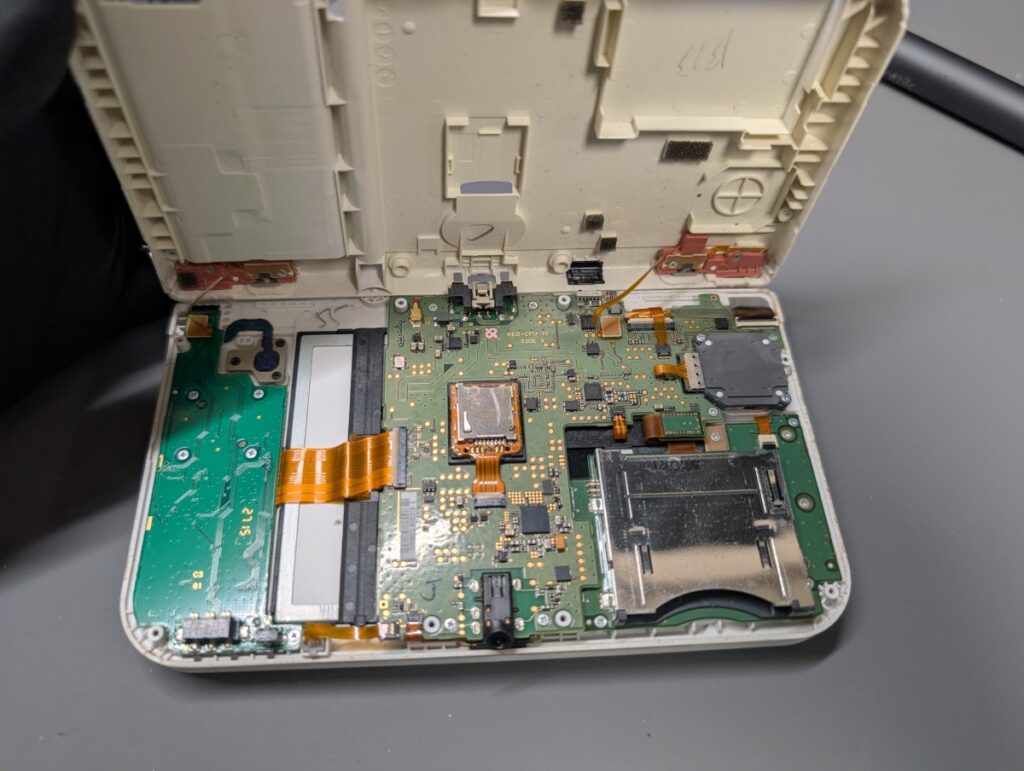 NEW3DSLLの裏側カバー取り外し時の写真