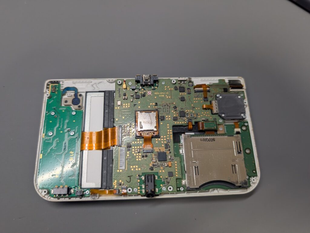 NEW3DSLLのメイン基板の取り外し時の写真