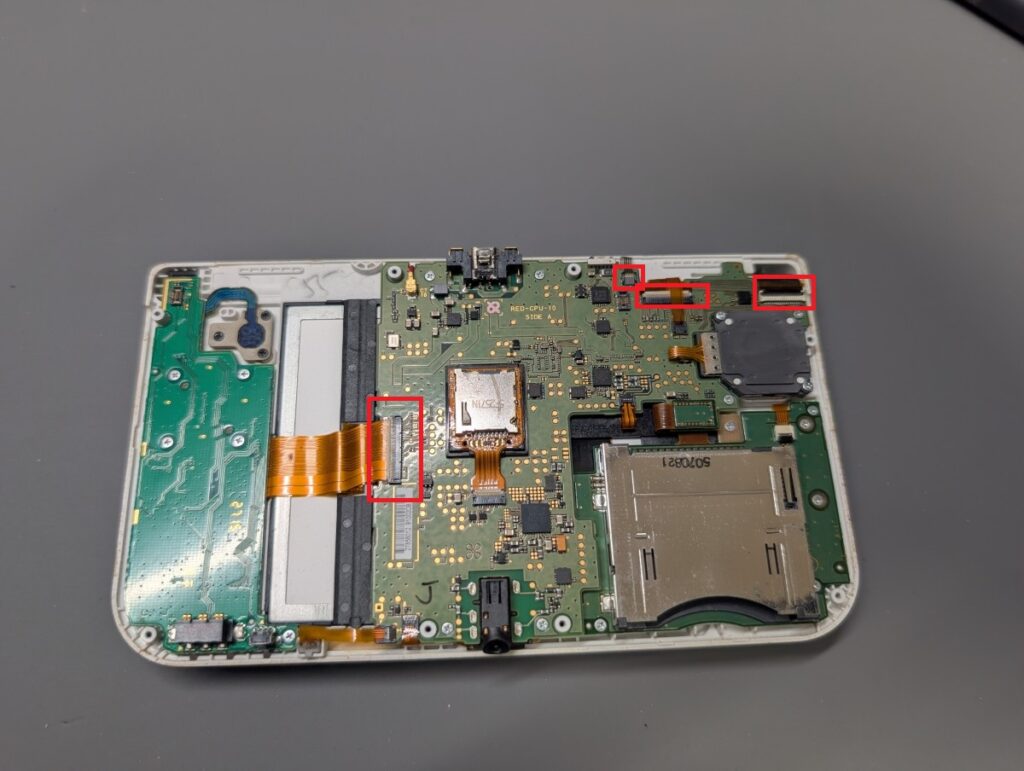 NEW3DSLLのメイン基板の取り外し時の写真