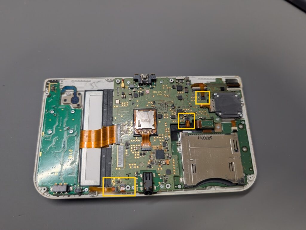 NEW3DSLLのメイン基板の取り外し時の写真