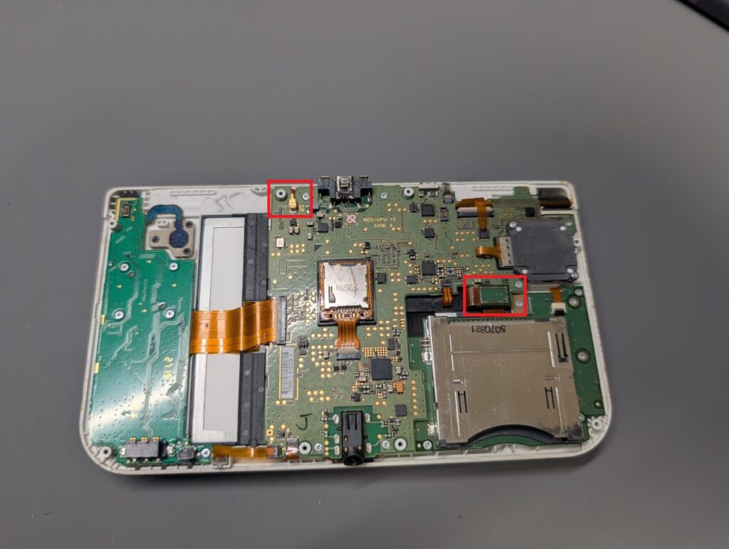 NEW3DSLLのメイン基板の取り外し時の写真