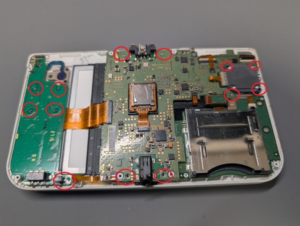 NEW3DSLLのメイン基板の取り外し時の写真