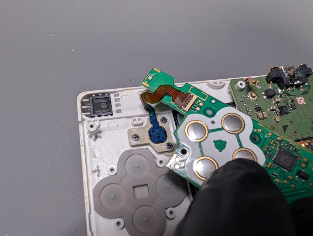 NEW3DSLLのメイン基板の取り外し時の写真