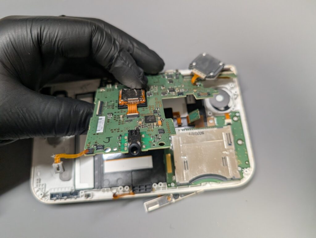 NEW3DSLLのメイン基板の取り外し時の写真