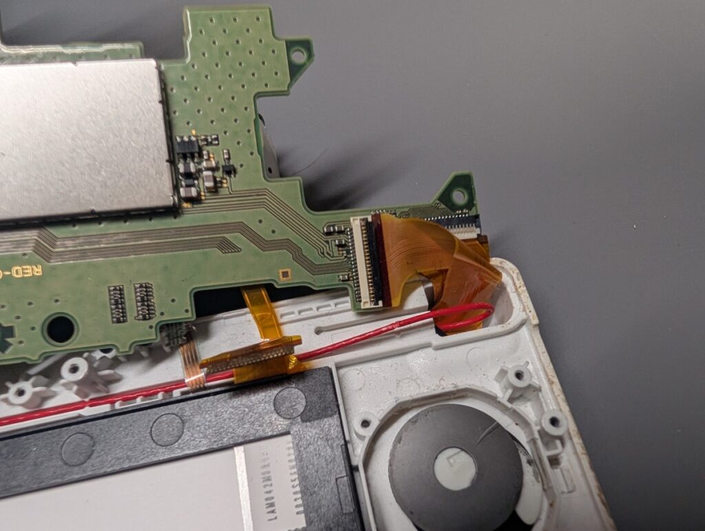 NEW3DSLLのメイン基板の取り外し時の写真