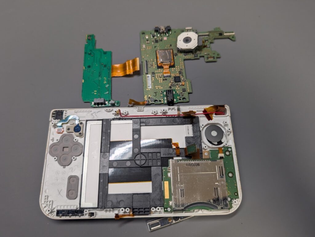 NEW3DSLLのメイン基板の取り外し時の写真