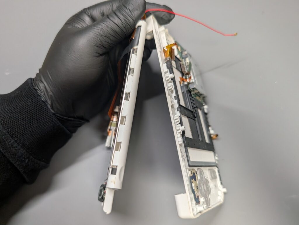 NEW3DSLLの上下の組み立て時の写真