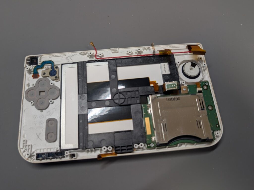 NEW3DSLLの上下の組み立て時の写真