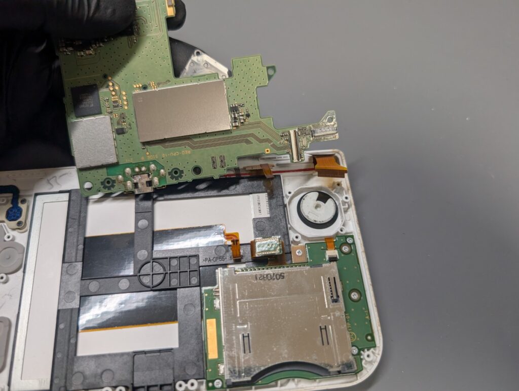 NEW3DSLLのメイン基板を取り付け時の写真