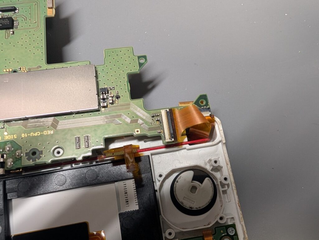 NEW3DSLLのメイン基板を取り付け時の写真