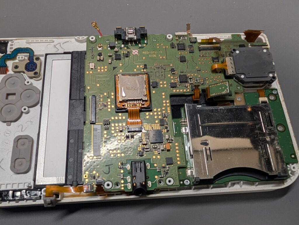 NEW3DSLLのメイン基板を取り付け時の写真