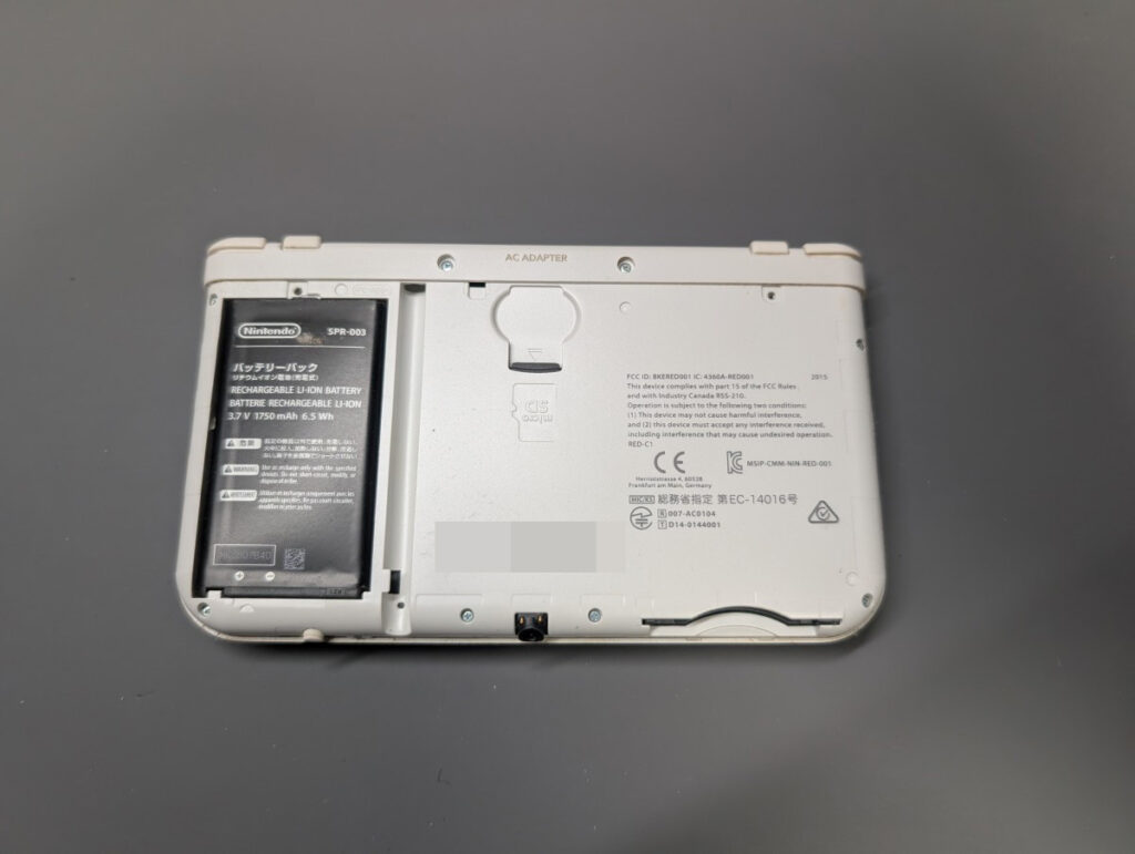 NEW3DSLLのバッテリーカバーを外した時の写真