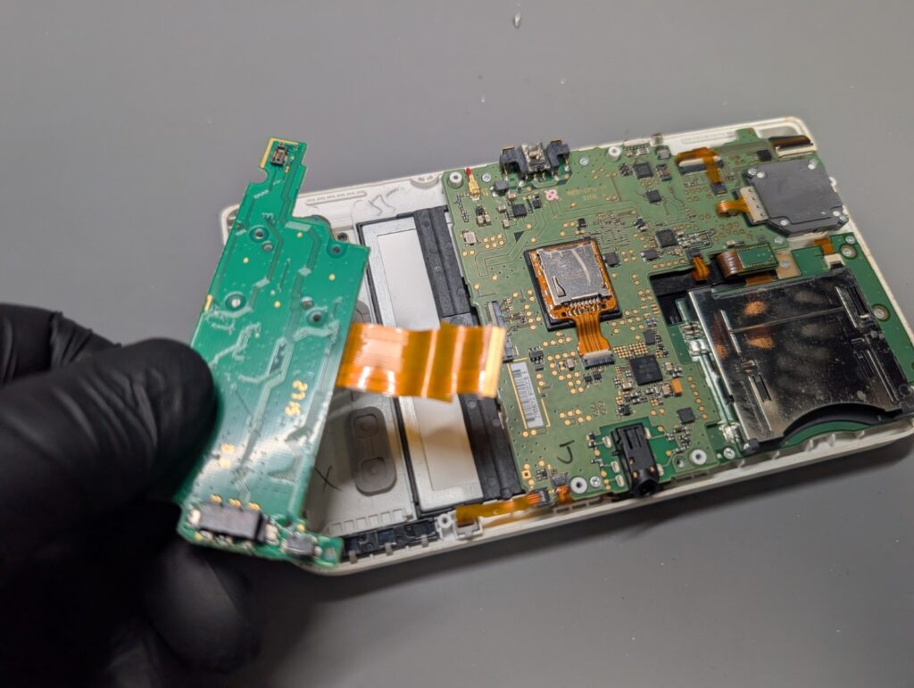 NEW3DSLLのメイン基板を取り付け時の写真