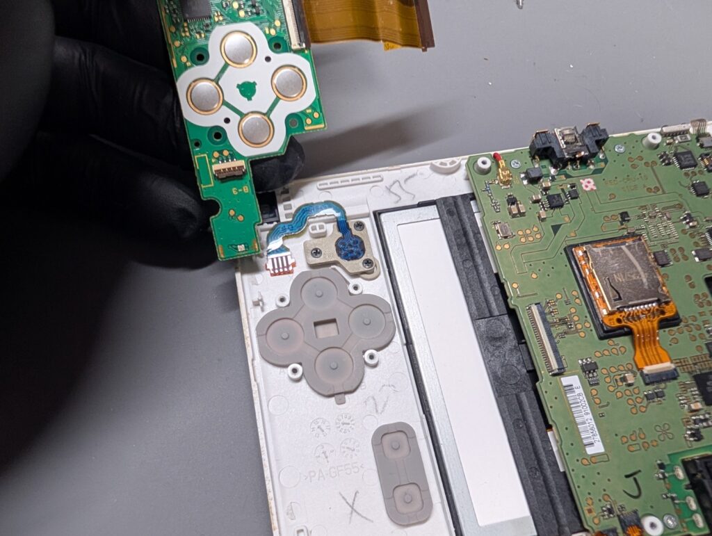 NEW3DSLLのメイン基板を取り付け時の写真