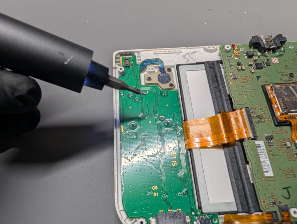 NEW3DSLLのメイン基板を取り付け時の写真