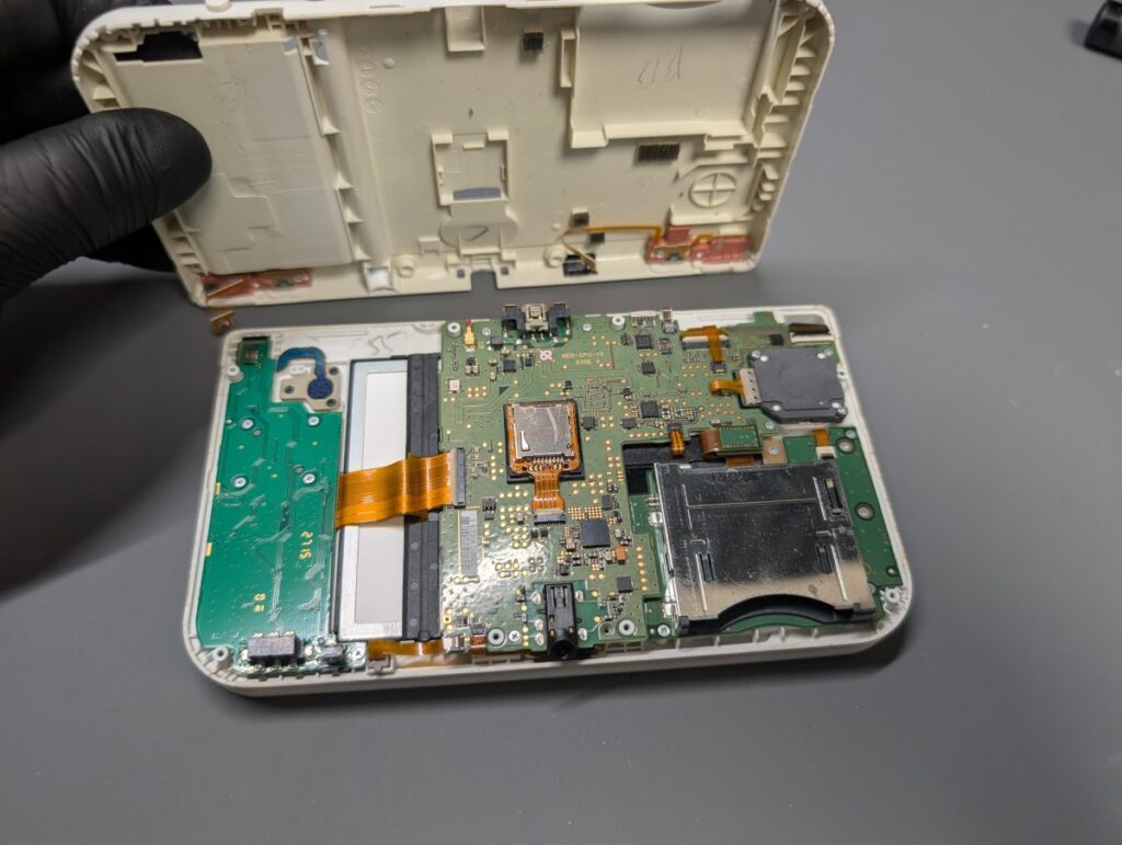 NEW3DSLLの画面交換後の組み立て時の写真