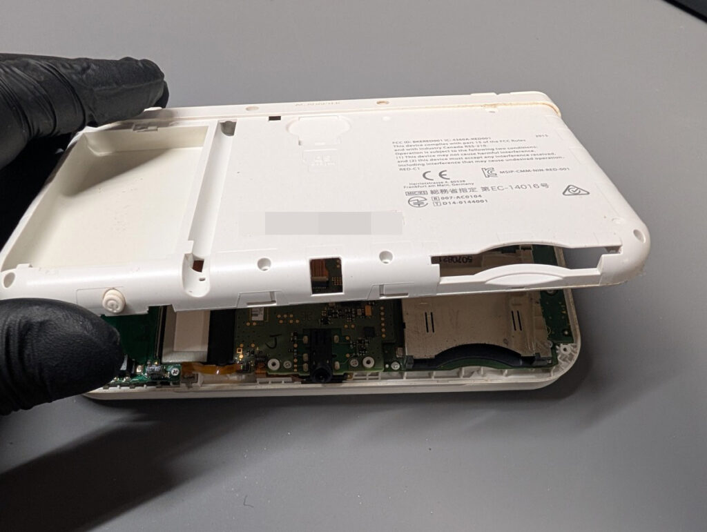 NEW3DSLLの裏側カバー取り外し時の写真