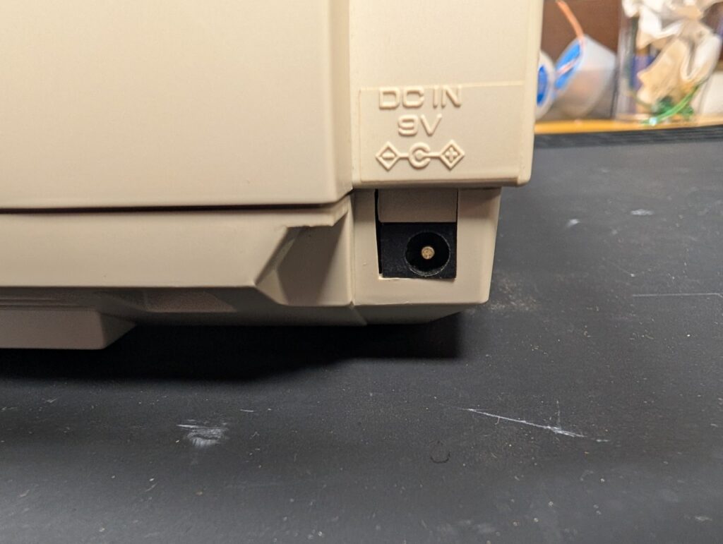 電源が入らないPCエンジンDUO-RのACアダプター差込口の写真