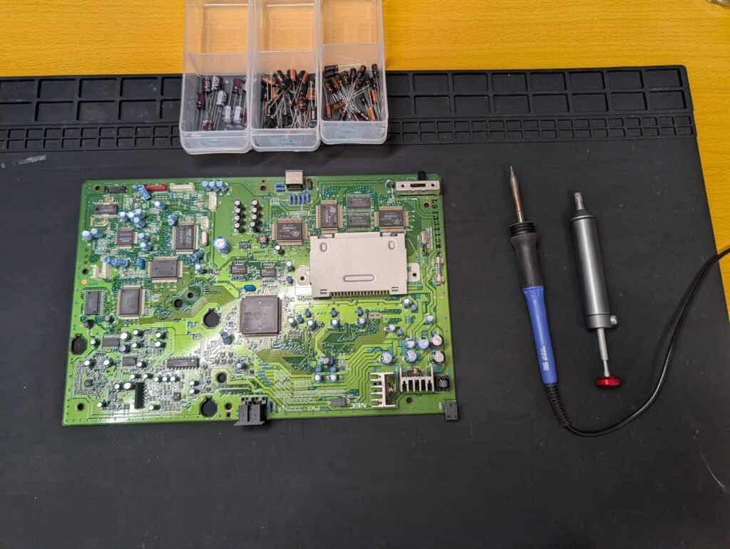 PCエンジンDUO-Rのメイン基板上に実装されているコンデンサを交換している時の写真