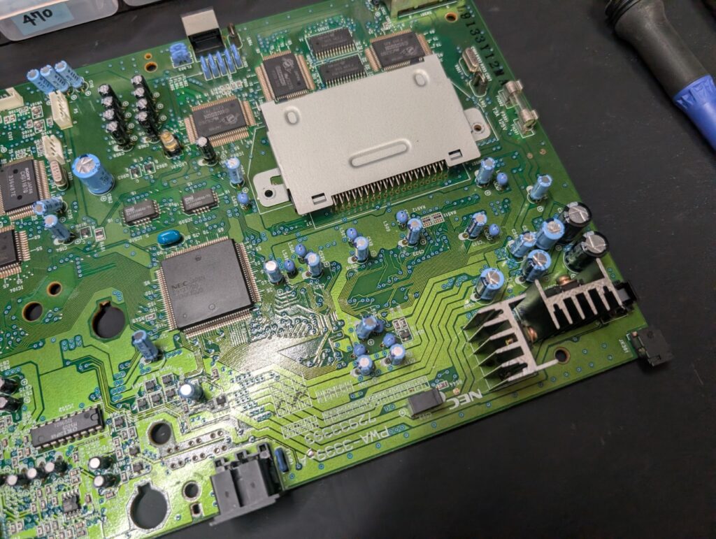 PCエンジンDUO-Rのコンデンサを交換している時の写真