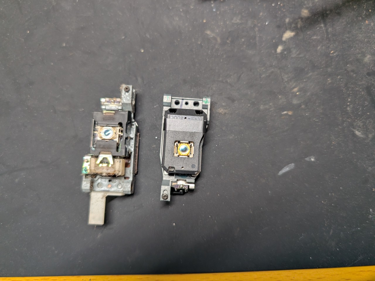 SCPH-50000に使用されているピックアップレンズの比較写真