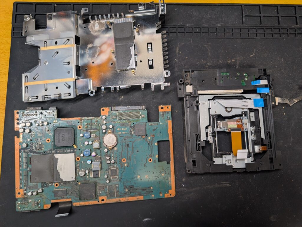 SCPH-39000のメイン基板の取り出し時の写真