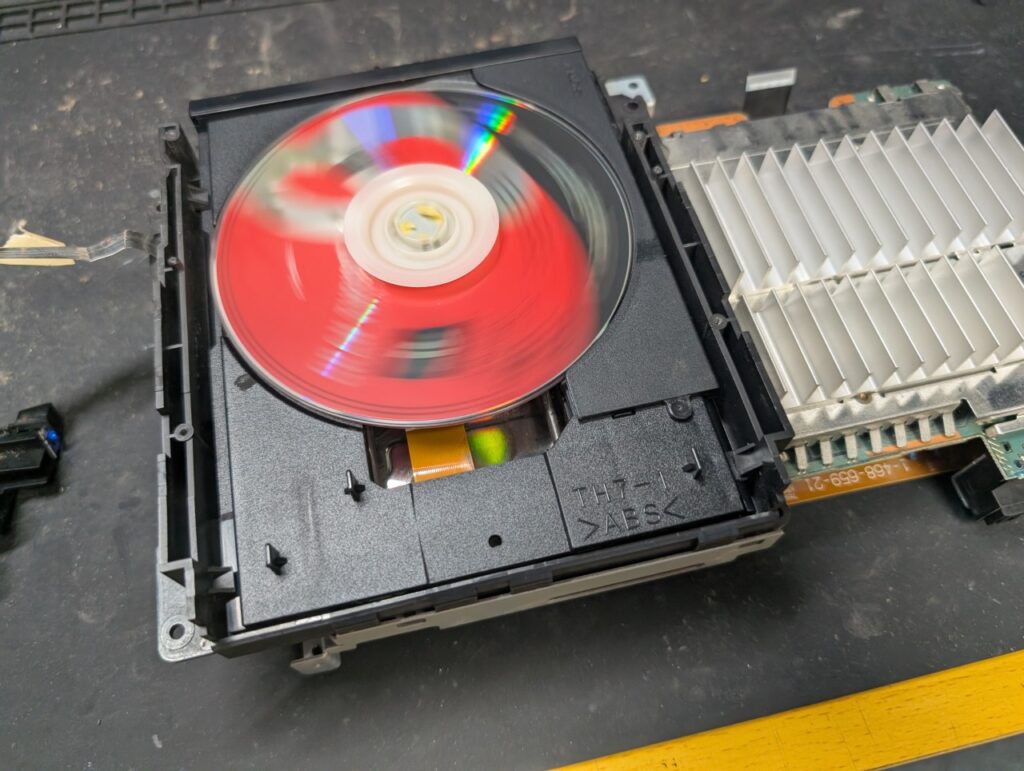 SCPH-39000のピックアップレンズと基板修理後の動作確認時の写真