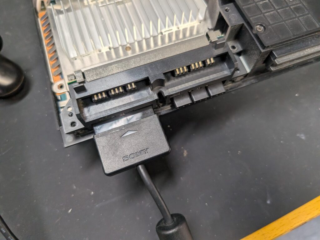 SCPH-50000のコントローラーポート交換後の動作確認時の写真