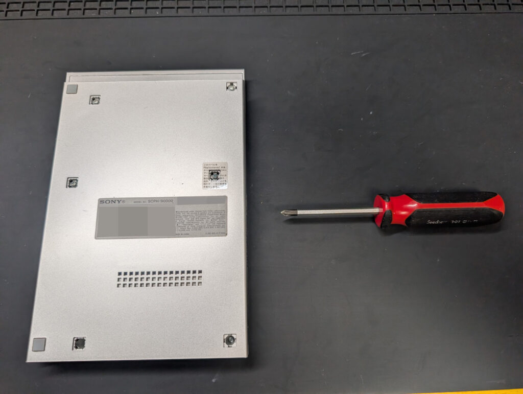 SCPH-90000の裏側とドライバーの写真