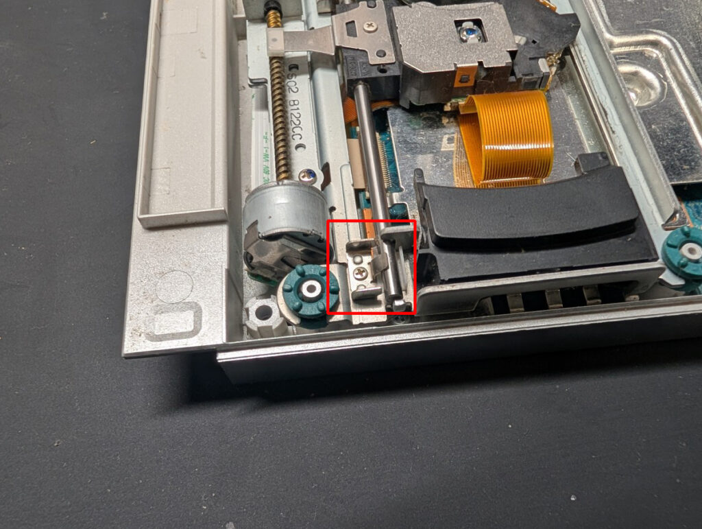 SCPH-90000のピックアップレンズ取り外し時の写真