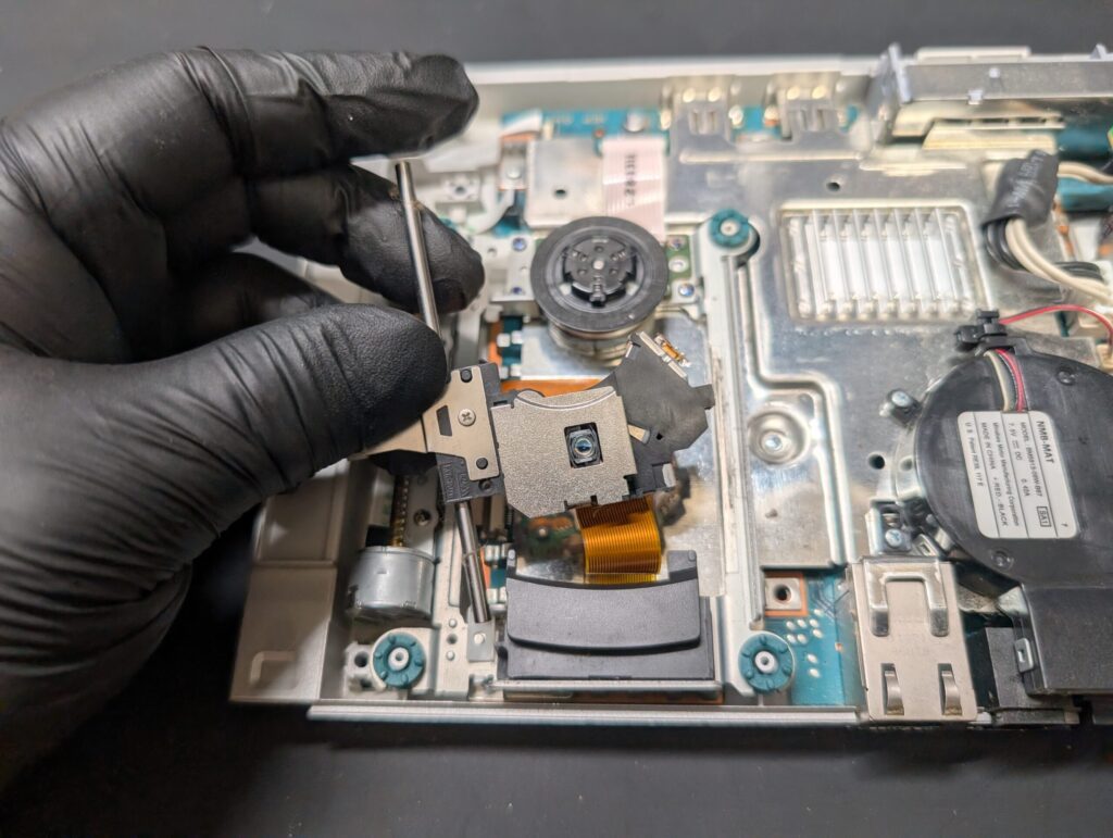 SCPH-90000のピックアップレンズ取り外し時の写真