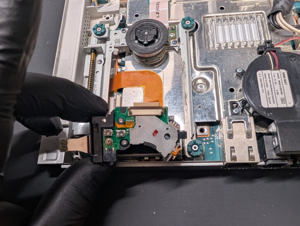 SCPH-90000のピックアップレンズ取り外し時の写真