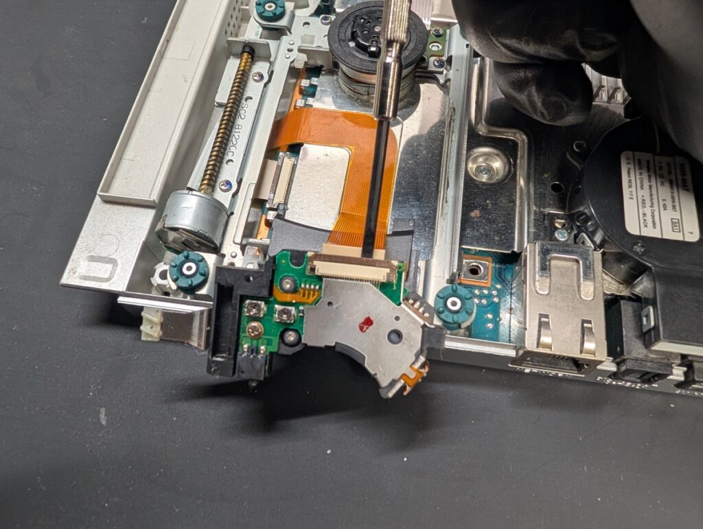 SCPH-90000のピックアップレンズ取り外し時の写真